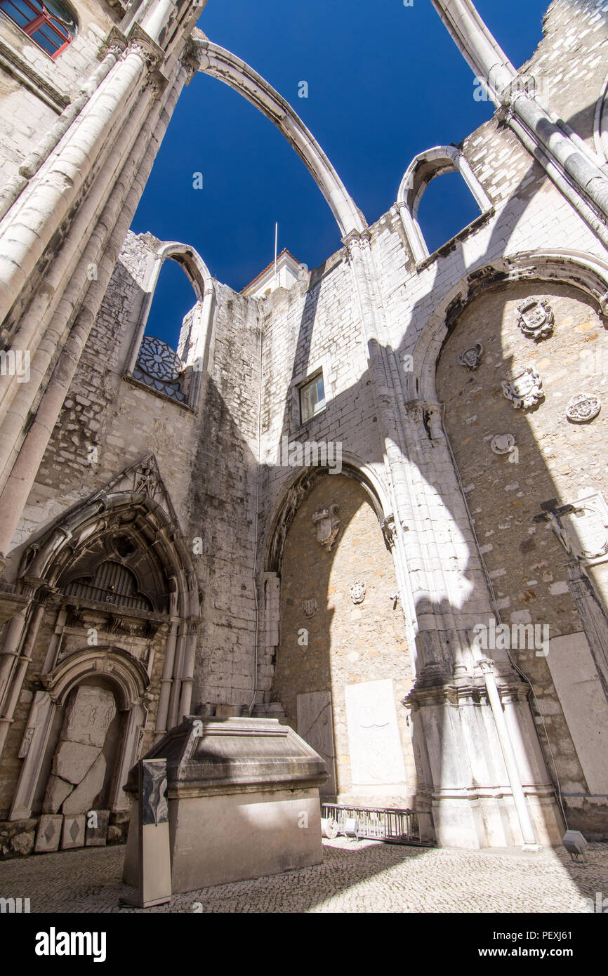 Lissabon, Portugal - 11. März 2016: Die Ruinen des Convento de Carmo, durch das große Erdbeben in Lissabon, Portugal zerstört. Stockfoto