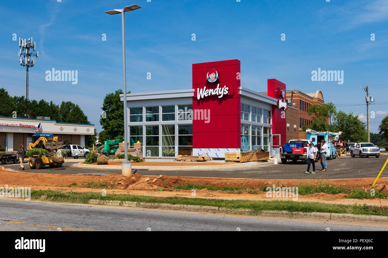 HICKORY, NC, USA-15 August 18: Eine neue Wendy's nähert sich der Fertigstellung, mit einem aktualisierten Look. Stockfoto