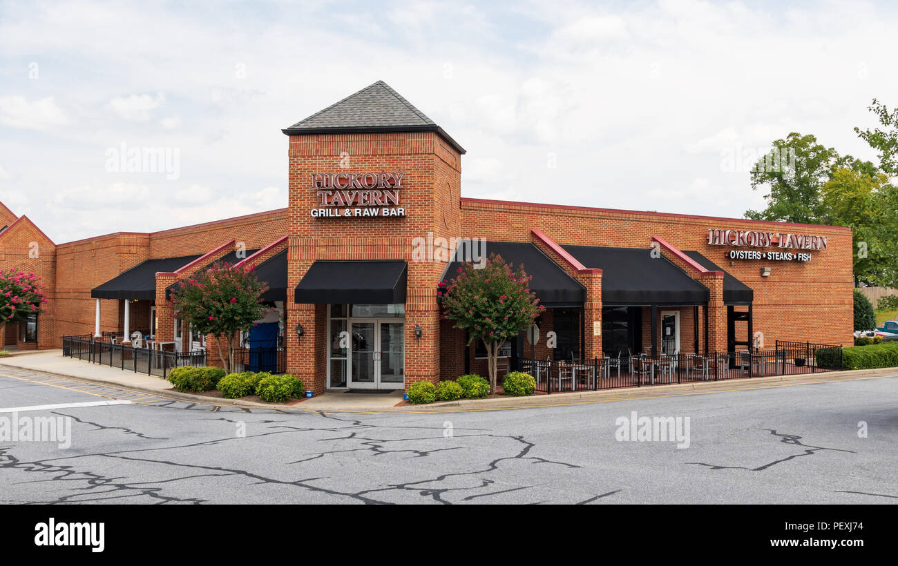 HICKORY, NC, USA-15 AUGUST Hickory Tavern ist eine kleine Kette von Restaurants in North und South Carolina, Tennessee und Alabama. Stockfoto