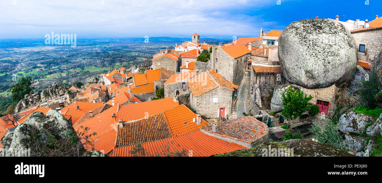 Unglaubliche Monsanto Dorf, mit traditionellen Häusern über Klippen, Portugal. Stockfoto