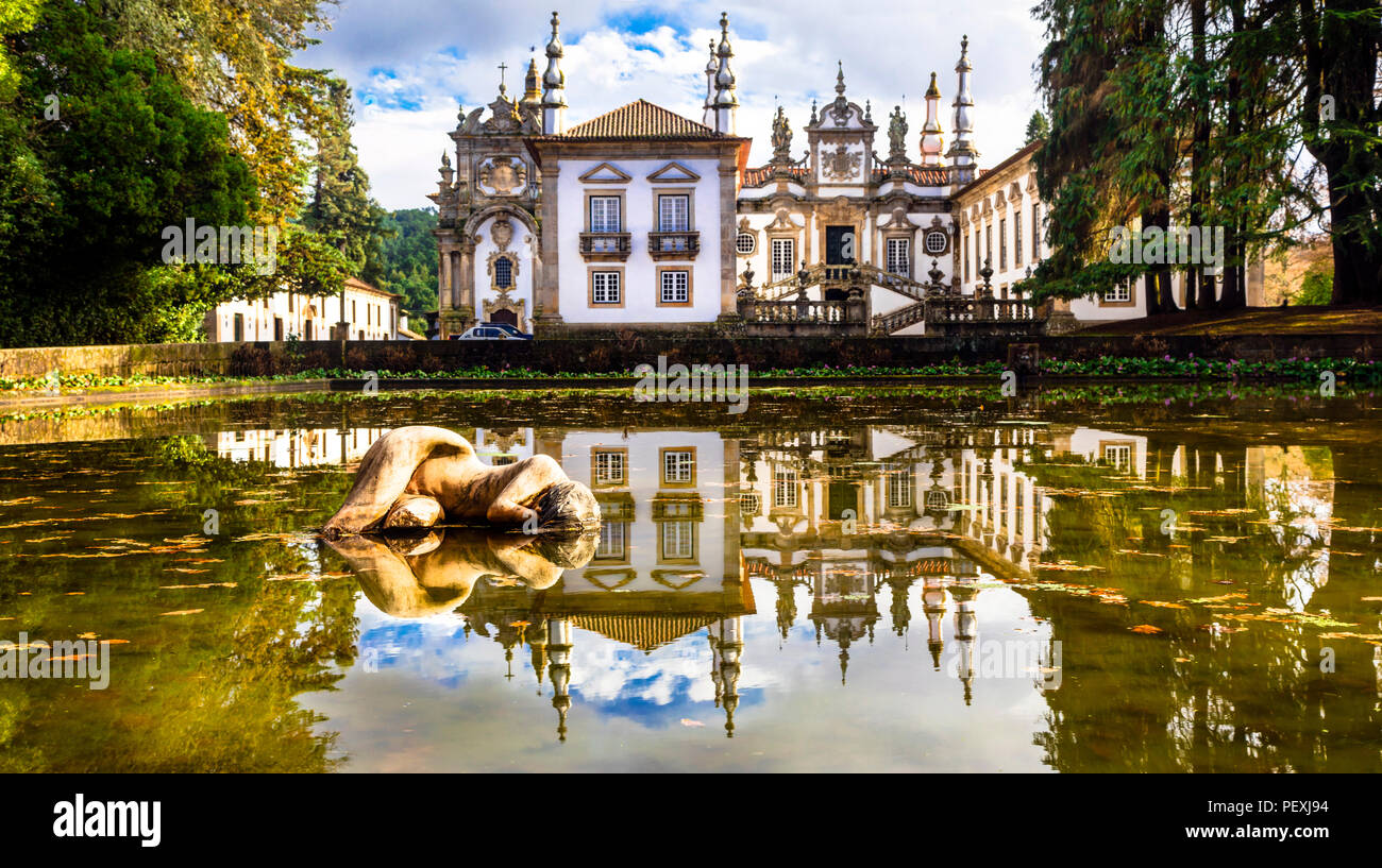 Beeindruckende Vila Real Palace, mit Brunnen und Schloss, Portugal. Stockfoto