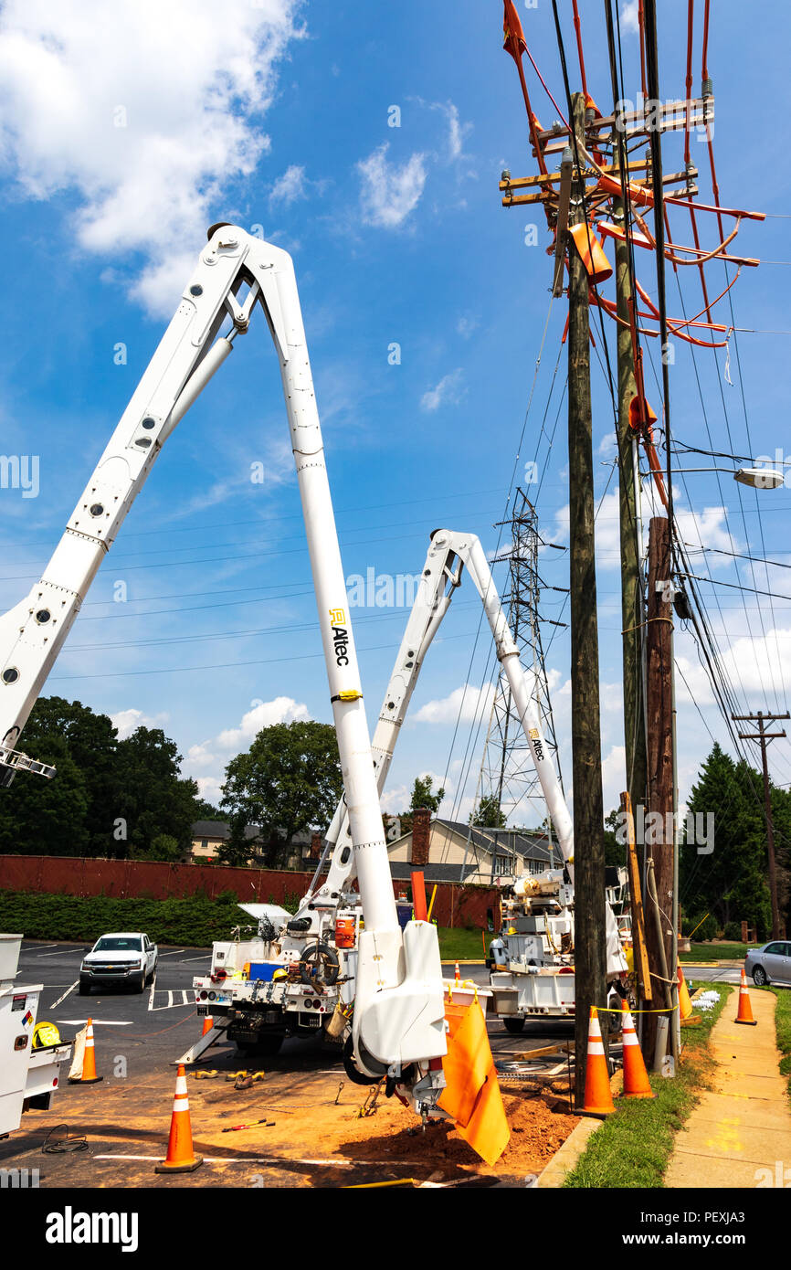 HICKORY, NC, USA-15 August 2018: langweilige Ausrüstung aufgereiht utility Pole zu installieren. Stockfoto