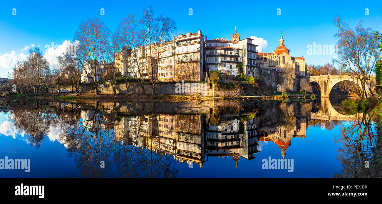 Schöne Amarante entfernt, mit Blick auf die Alte Brücke und Häuser, Portugal. Stockfoto