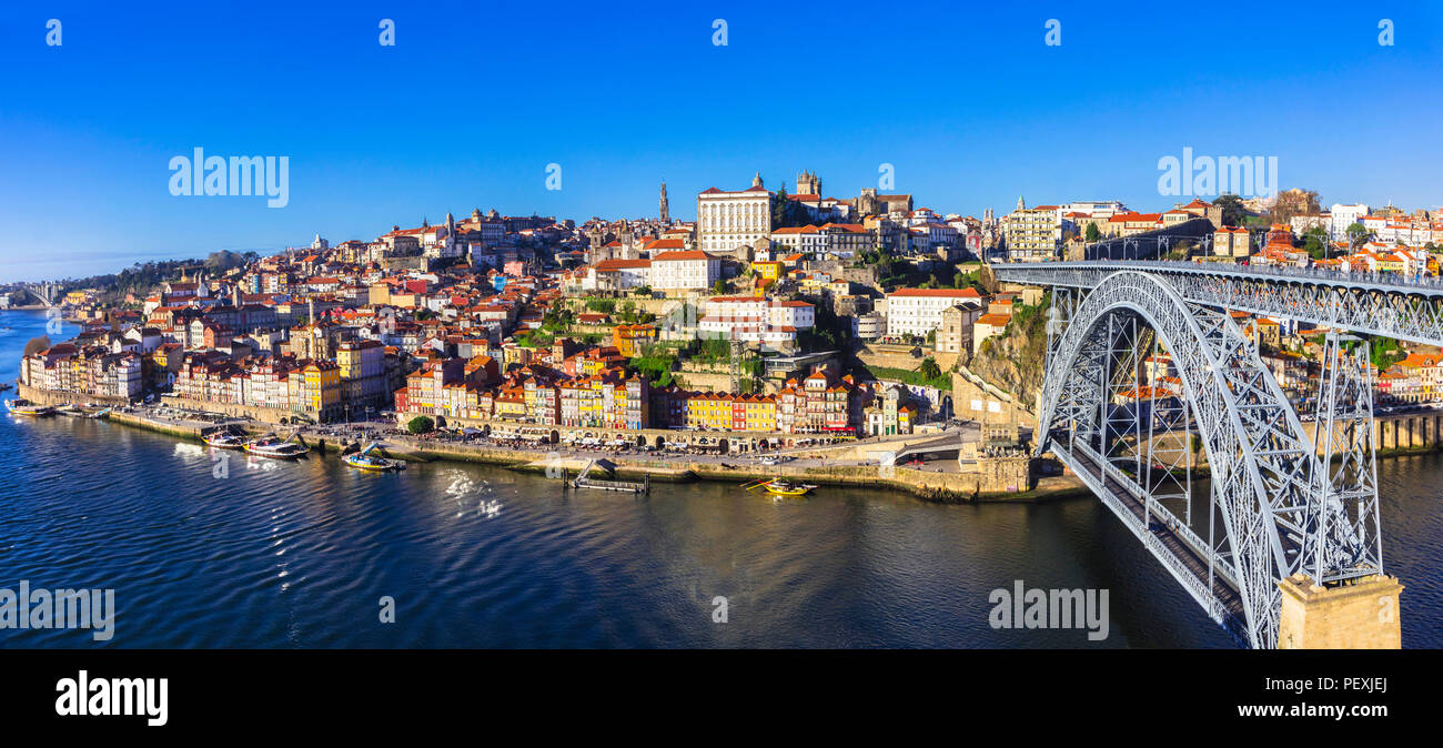Schöne Porto Stadt, mit Blick auf die Alte Brücke und bunten Häusern, Portugal. Stockfoto