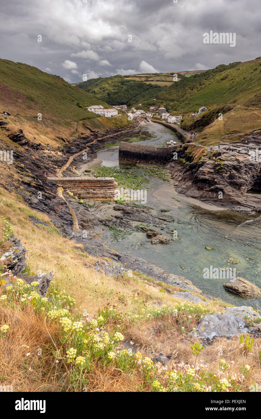 Sturmwolken über den malerischen kleinen Hafen von Boscastle an der Nordküste von Cornwall. Stockfoto