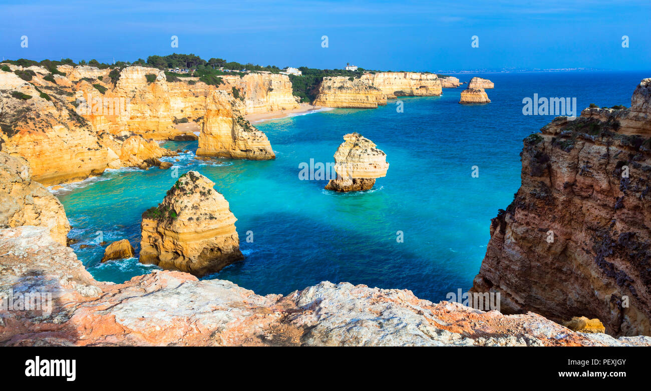 Beeindruckende Praia de Marina Beach, azurblaues Meer und rocka, Provinz Lagos, Portugal. Stockfoto