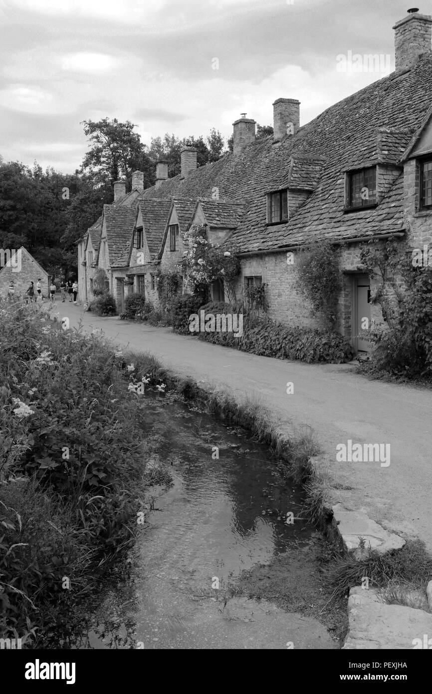 Die Arlington Row Steinhütten, Fluss Coln, Bibury Dorf, Gloucestershire Cotswolds, England, Großbritannien Stockfoto