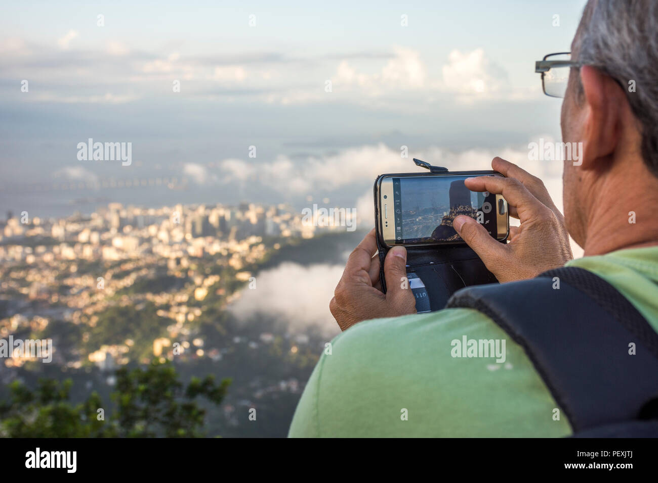 Touristen fotografieren Blick vom Berg Corcovado, Rio de Janeiro, Brasilien Stockfoto