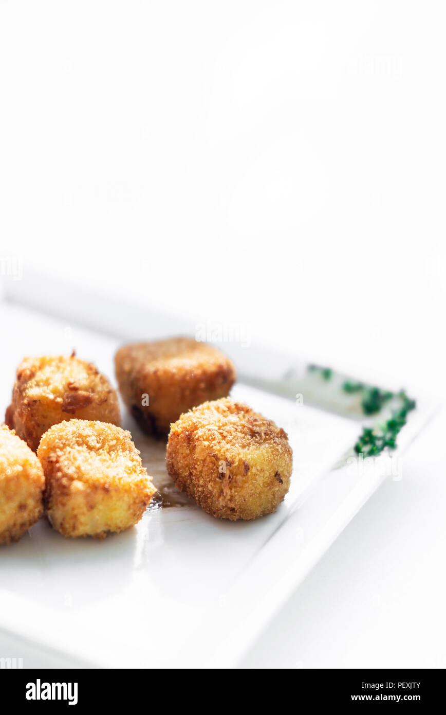 Frittierten Kartoffelbrei square Kroketten einfache vegetarische Beilage auf weiße Platte Stockfoto