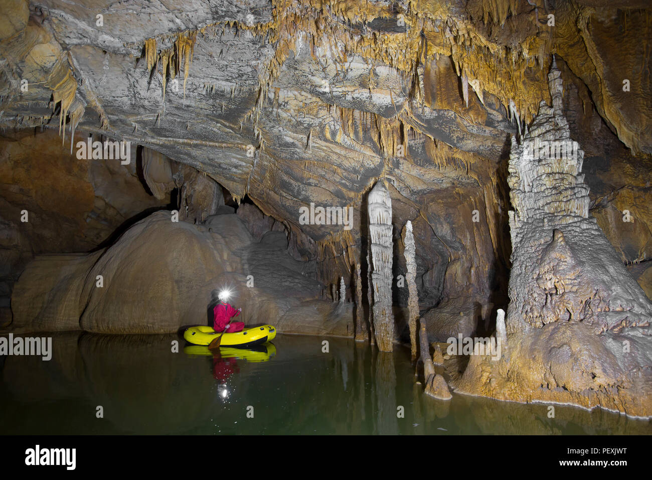 Ein Mann, der Erkundung der Krizna Jama per Boot. Karst, Slowenien. Stockfoto