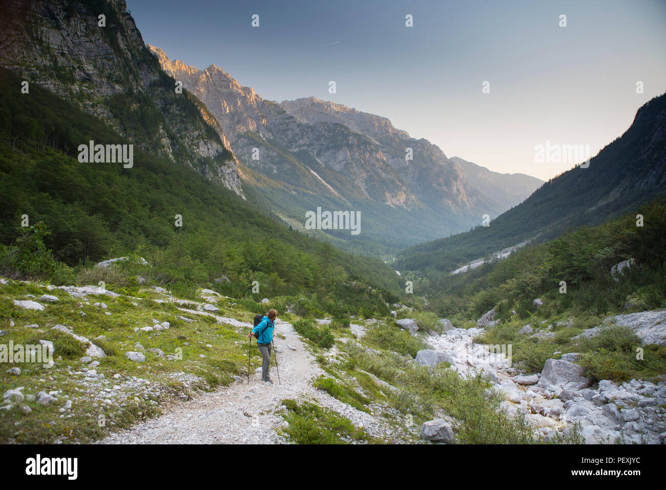 Wanderer in der Vrata Tal im Triglav Nationalpark Sloweniens Stockfoto