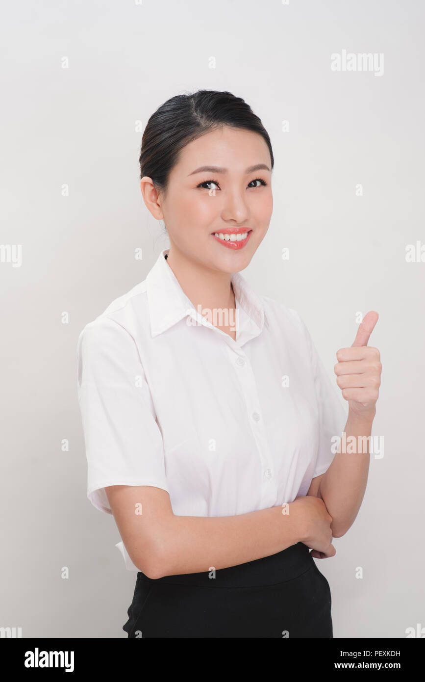 Asian Business Frauen lächeln und Thump up Hand Zeichen für gerne auf weißem Hintergrund Stockfoto