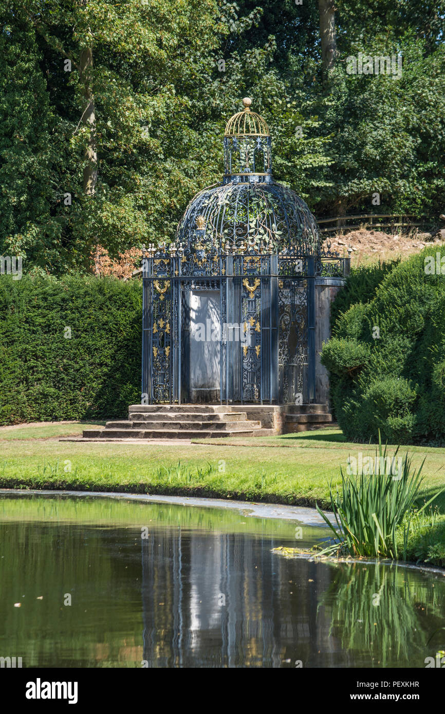 Vogelkäfig am Melbourne Halle und Gärten, Derbyshire, Großbritannien Stockfoto