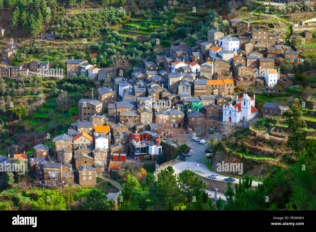 Traditionelle Piodao Dorf, mit Blick auf die Häuser und Bäume, Portugal. Stockfoto