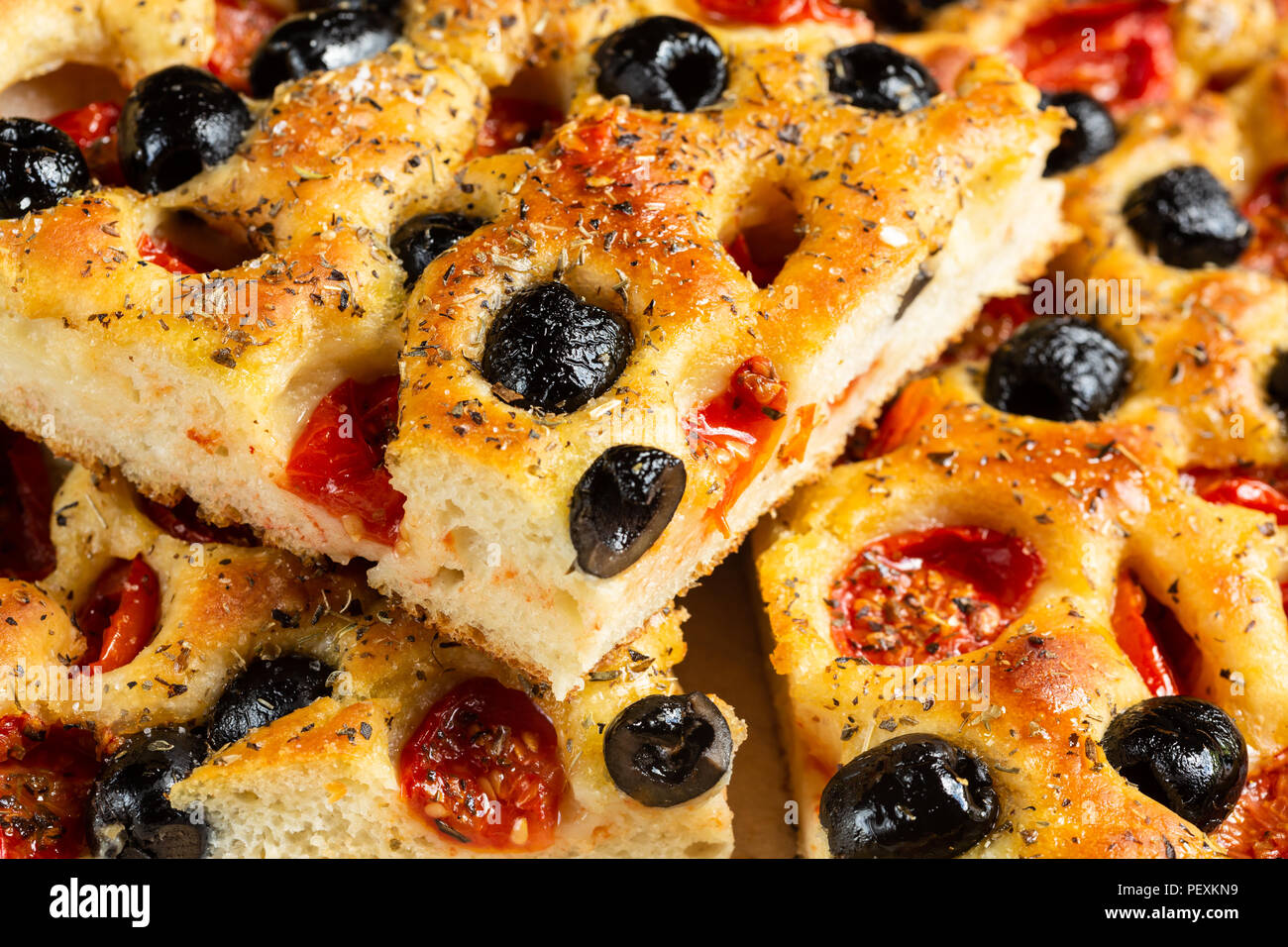 Focaccia pugliese - Frisch gebackene focaccia Brot mit Tomaten und Oliven Stockfoto