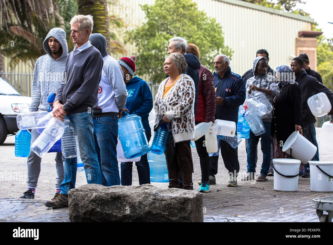 Menschen mit Wasser Behälter während des Kapstadt Wasserkrise, Provinz Westkap, Südafrika Stockfoto
