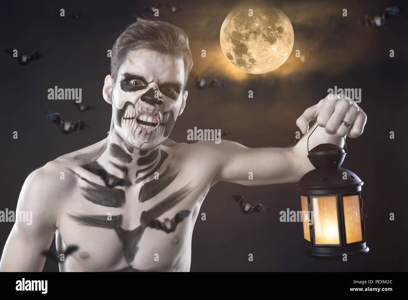 Dia de los Muerto Kostüm - Tag der Toten ist ein mexikanischer Urlaub. Hier  ist ein Mann, mit dem Schädel Gesicht vor dem Hintergrund der Mond  Stockfotografie - Alamy