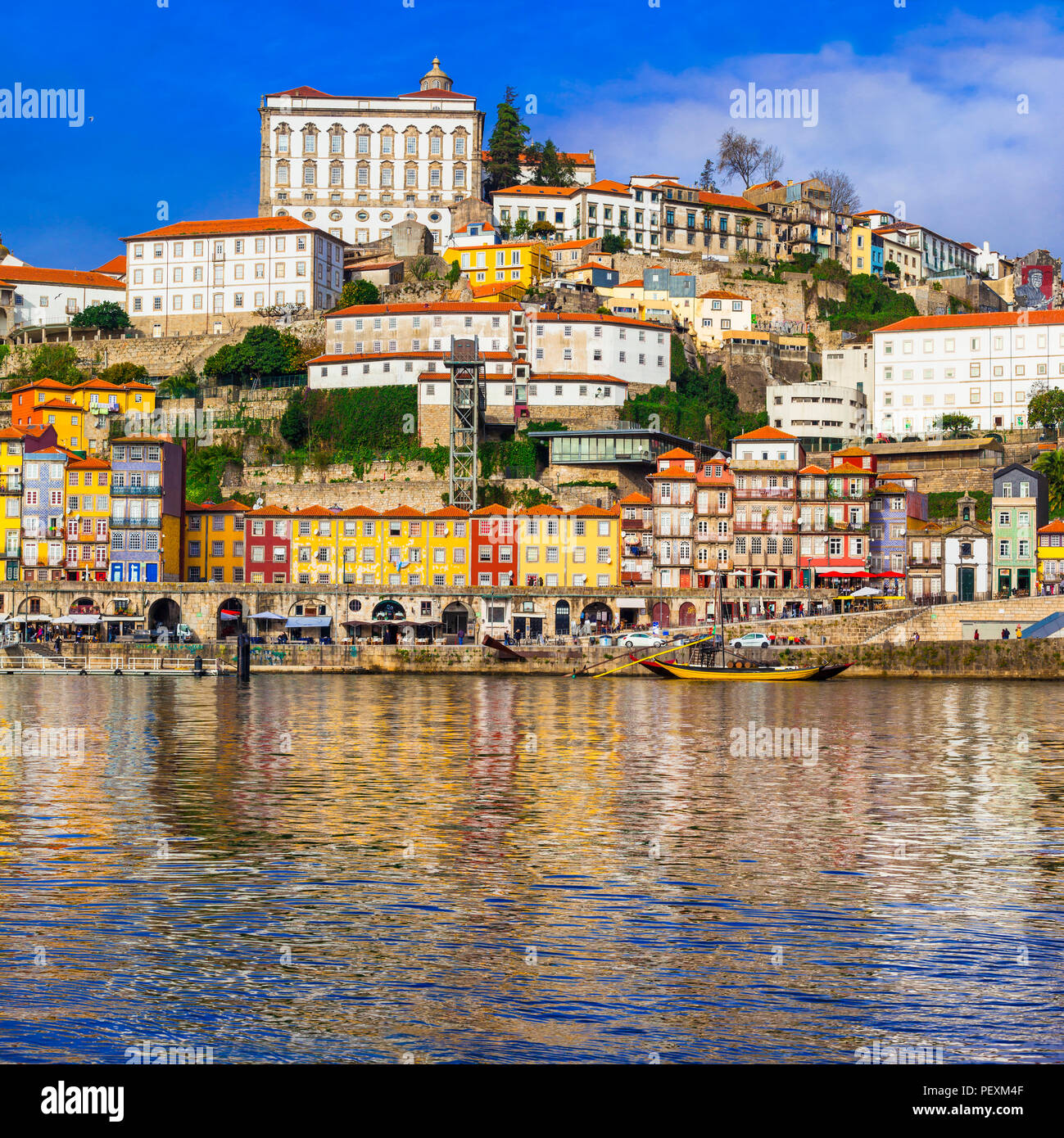 Bunte Häuser in Porto Stadt, mit Blick auf den Fluss Douro, Portugal. Stockfoto