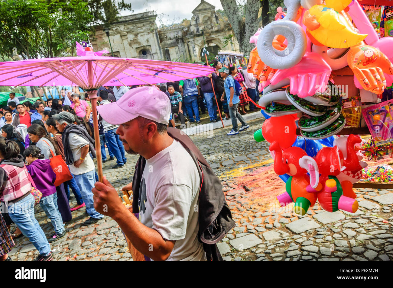 Antigua, Guatemala - 3. April 2015: Karfreitag Prozession im UNESCO Weltkulturerbe mit dem berühmtesten Feierlichkeiten zur Karwoche in Lateinamerika. Stockfoto