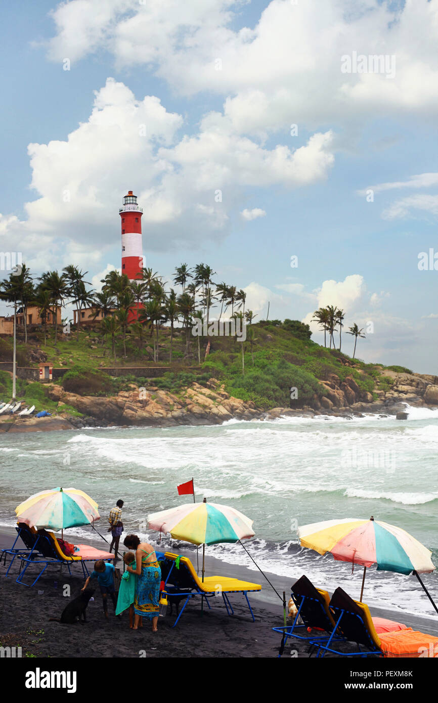 Vizhinjam Leuchtturm vom Strand aus gesehen, Kerala, Indien Stockfoto