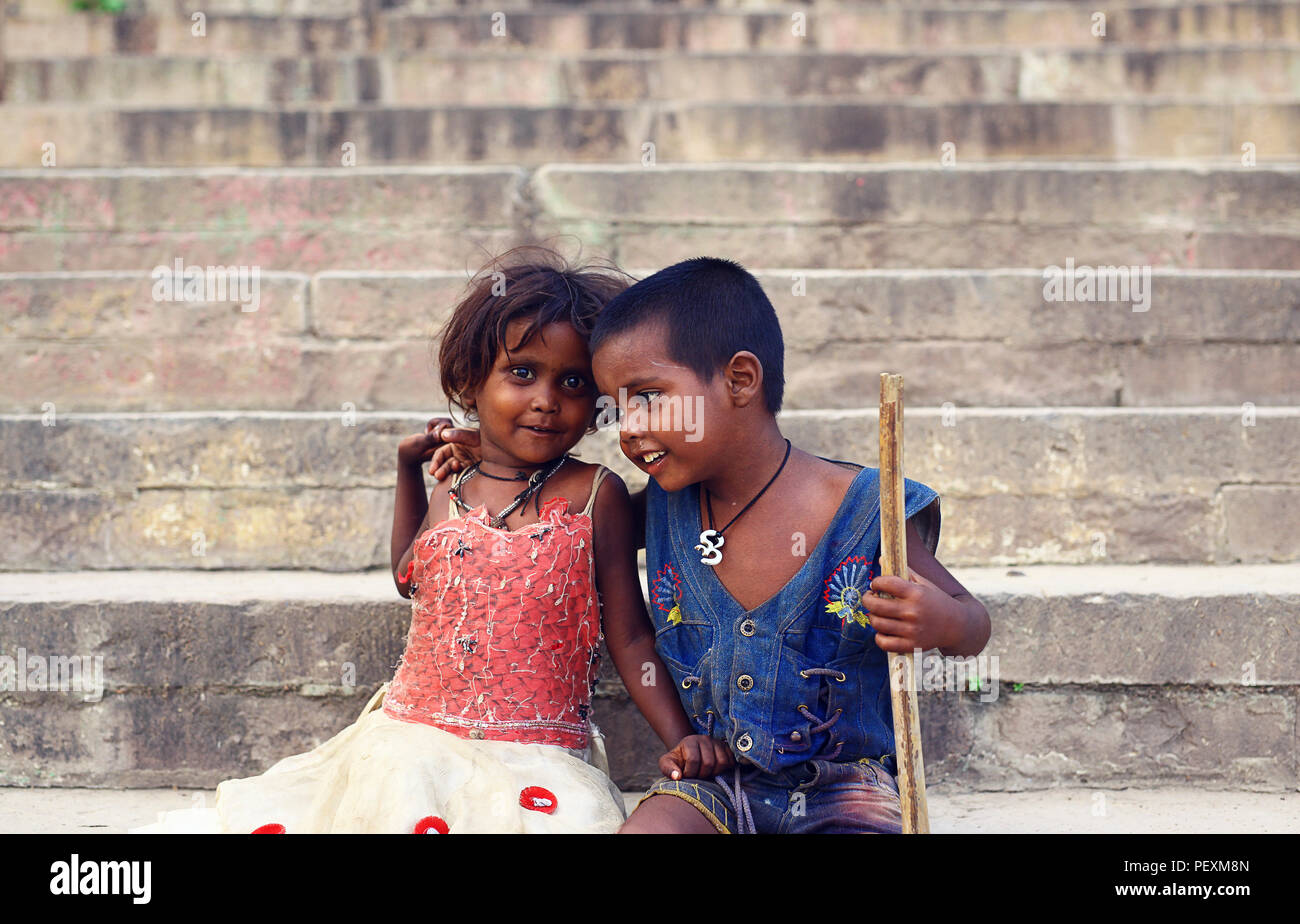 Porträt von zwei Kinder, Varanasi, Uttar Pradesh, Indien Stockfoto