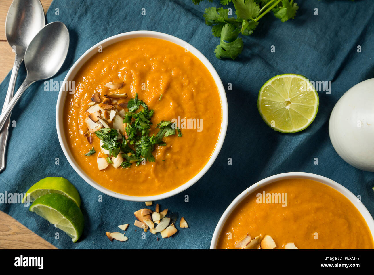 Hausgemachte Thai Süßkartoffel Suppe mit Koriander und Mandeln Stockfoto