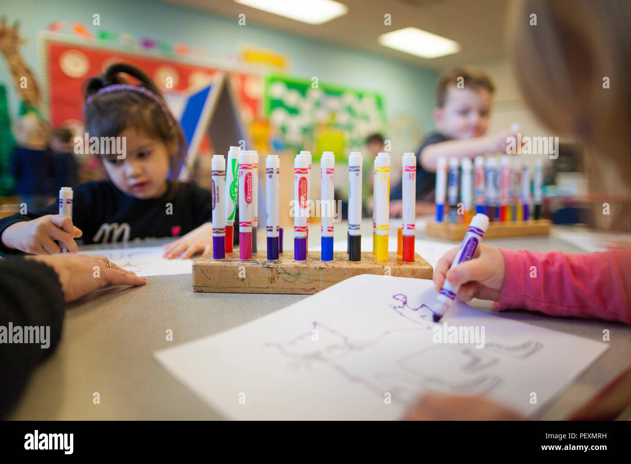 Kinder färben im Klassenzimmer Stockfoto