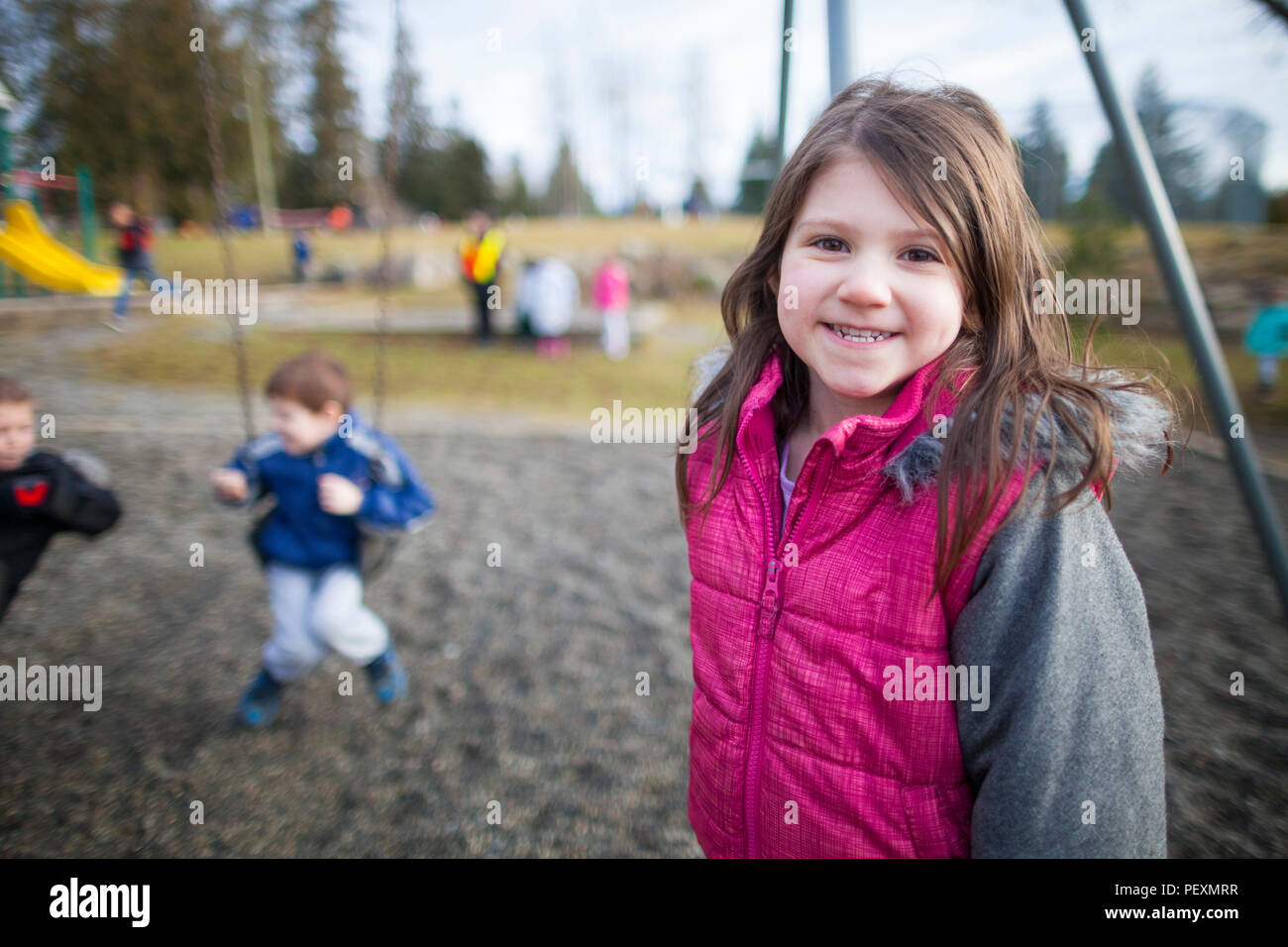 Portrait von Mädchen auf der Schule Spielplatz Stockfoto