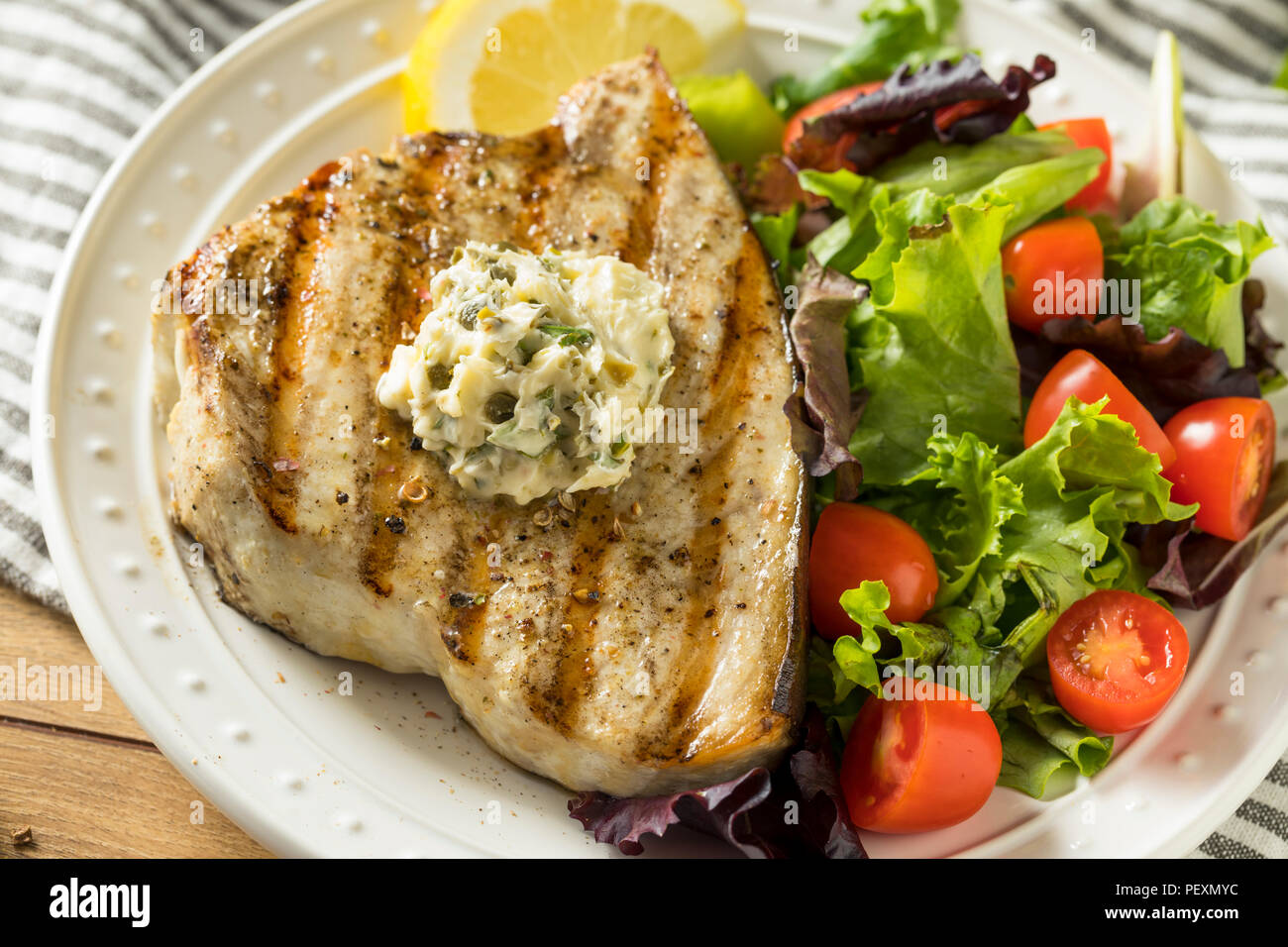 Organische Gegrilltes Schwertfischsteak mit einem Beilagensalat Stockfoto