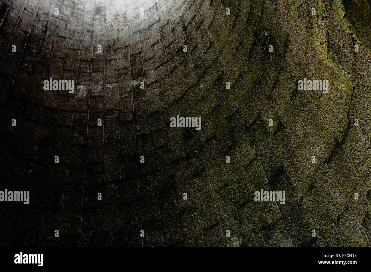 Blick in das Innere eines alten Bauernhofes Silo Stockfoto