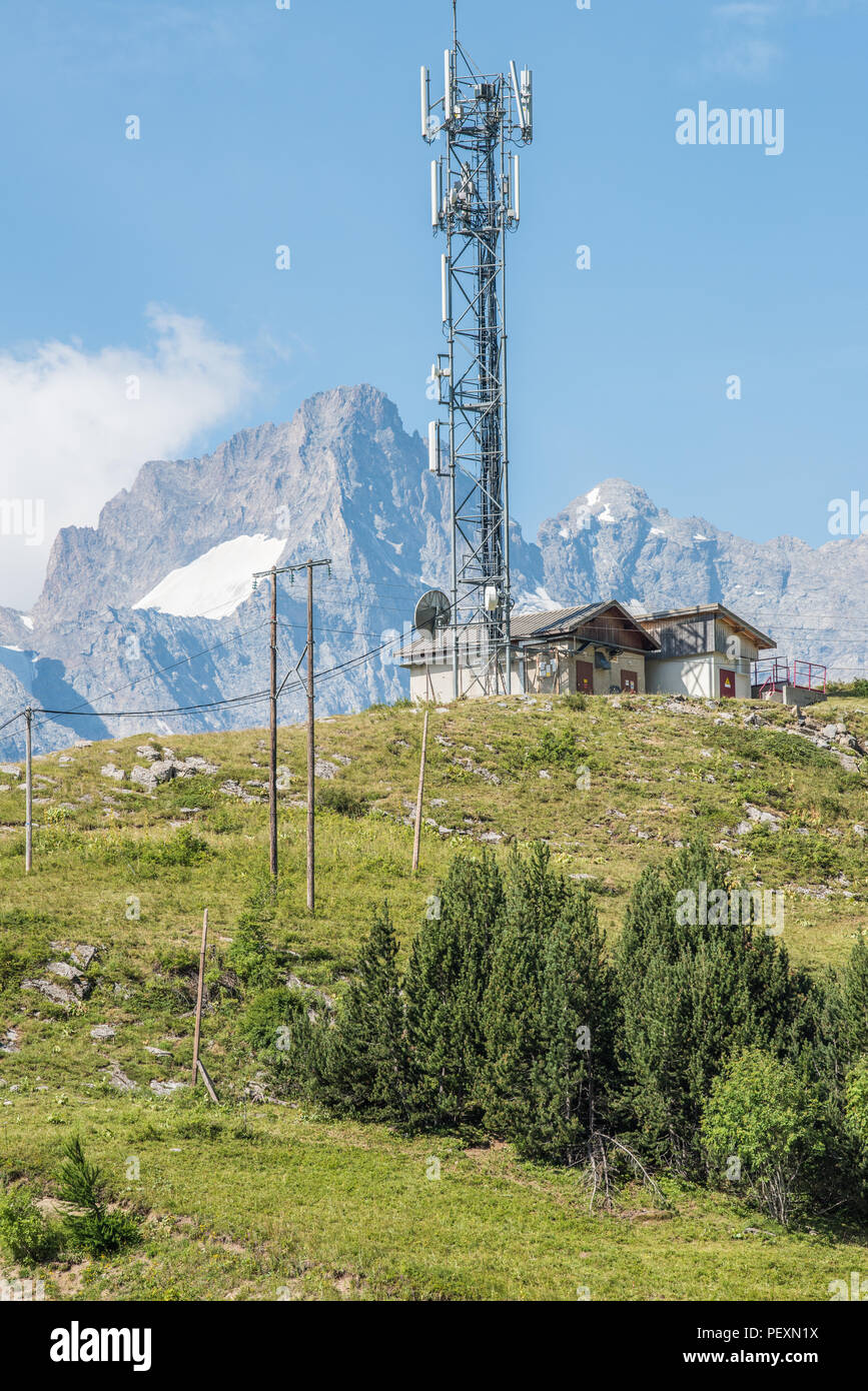 Radio Masten auf dem Col du Lautaret, frech Alpen, Massif des Ecrins, Frankreich, mit dem Berg von La Meije im Hintergrund. Stockfoto