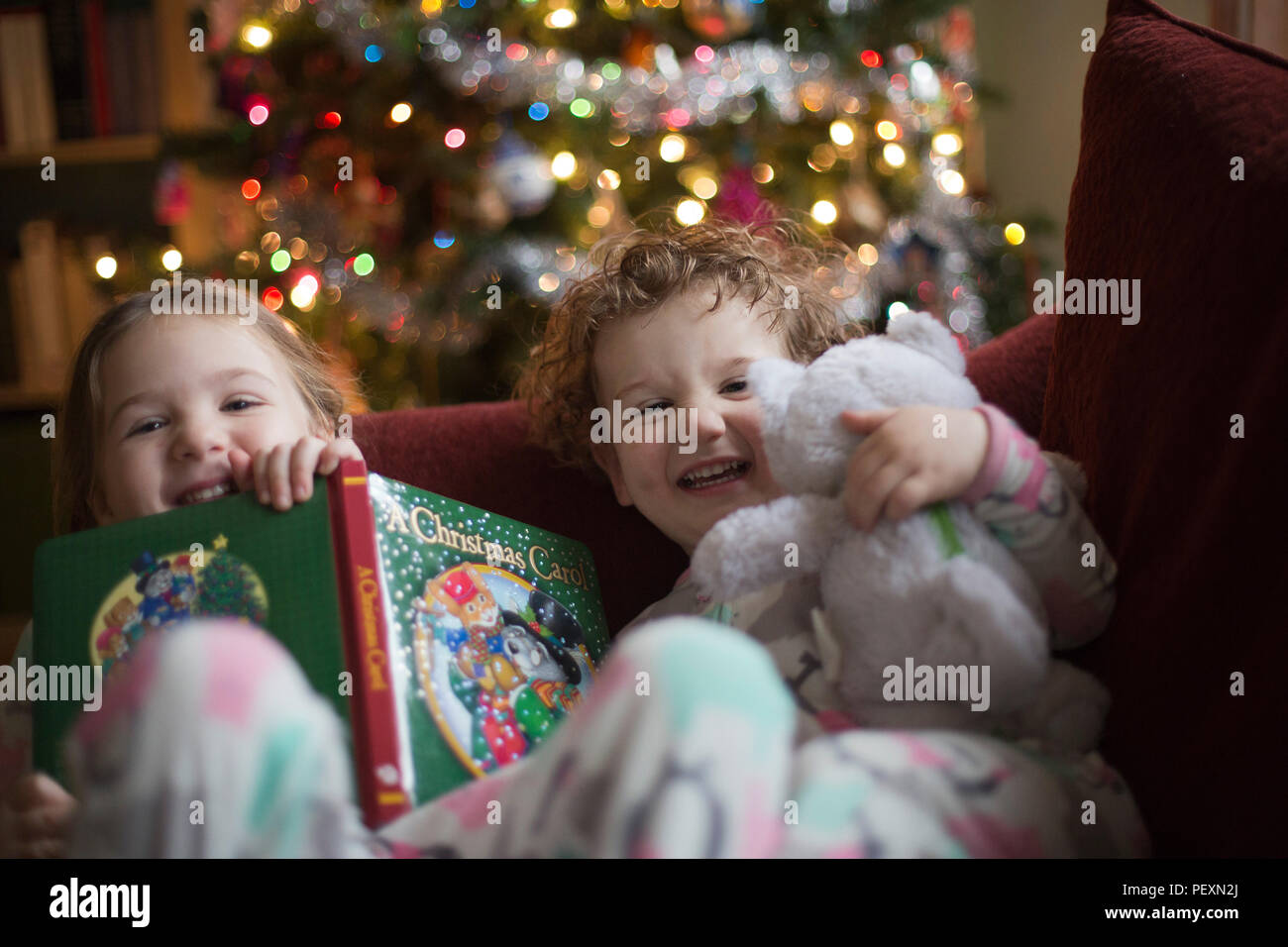 Bruder und Schwester zu weihnachten Stockfoto