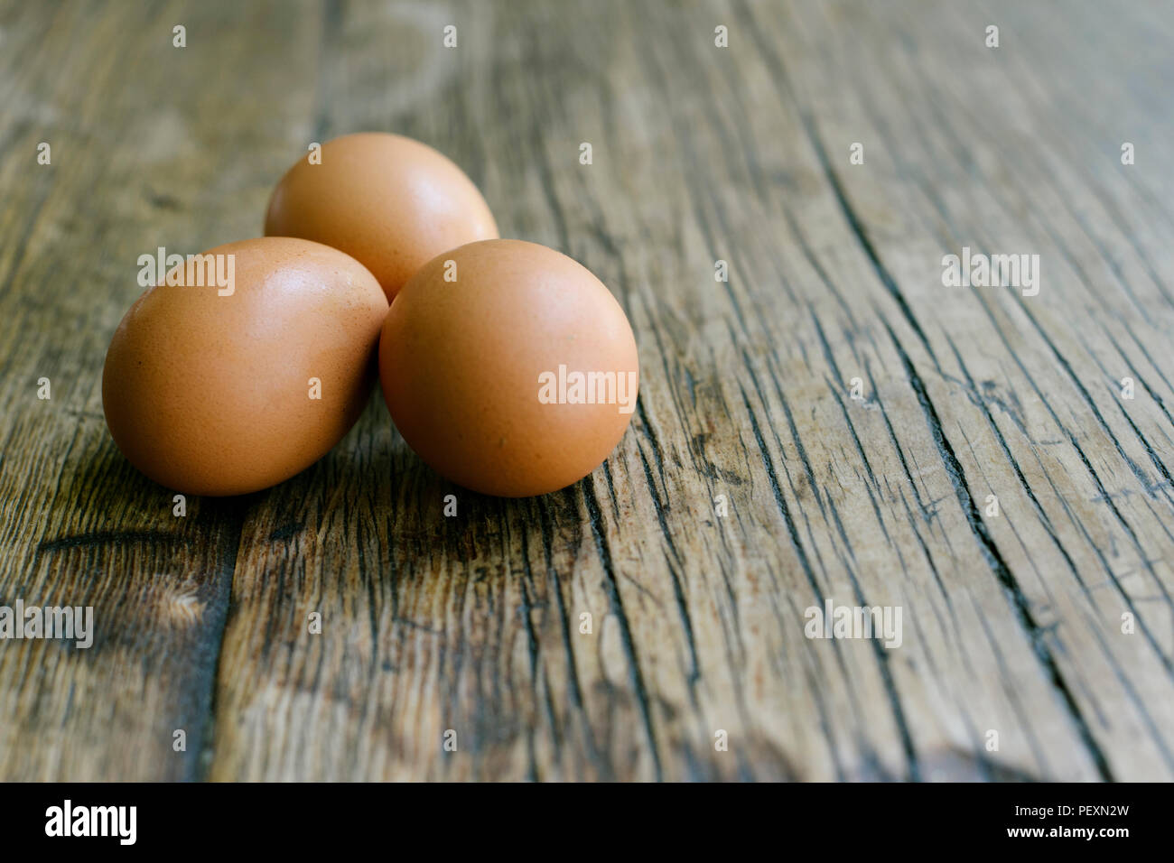 Blick auf 3 frische Eier auf dem Bauernhof Tabelle mit Platz kopieren Stockfoto