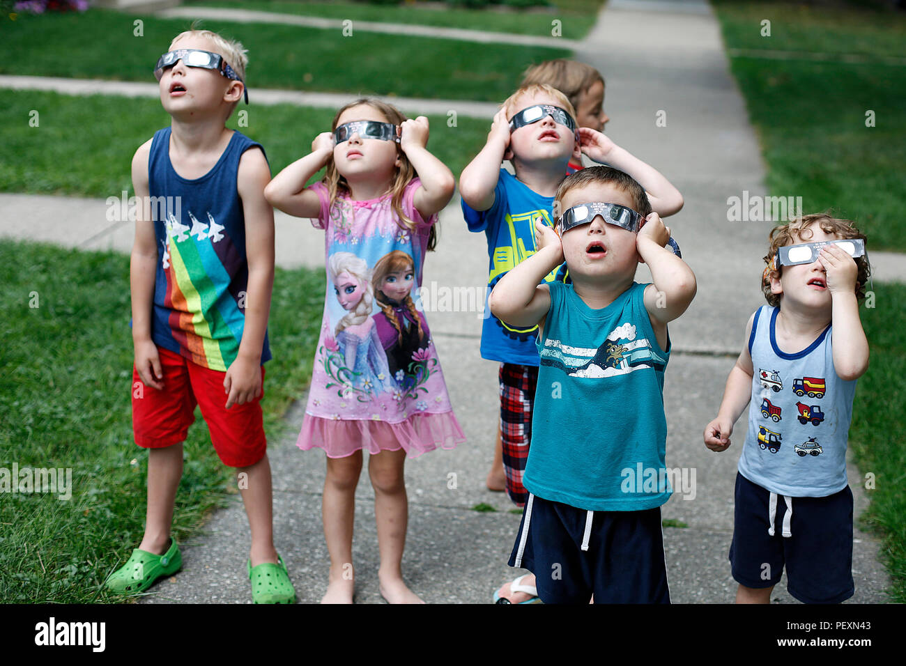 Gruppe von Kindern beobachtet Sonnenfinsternis Stockfoto