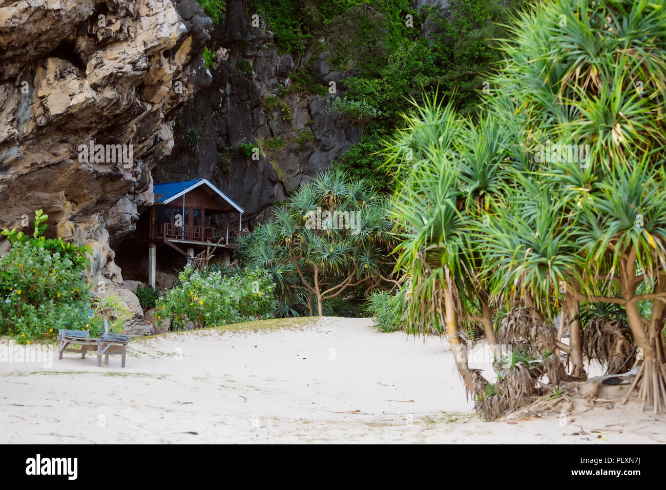 Bungalow in der Nähe von Felsen am Strand mit Palmen, Banda Aceh, Sumatra, Indonesien Stockfoto