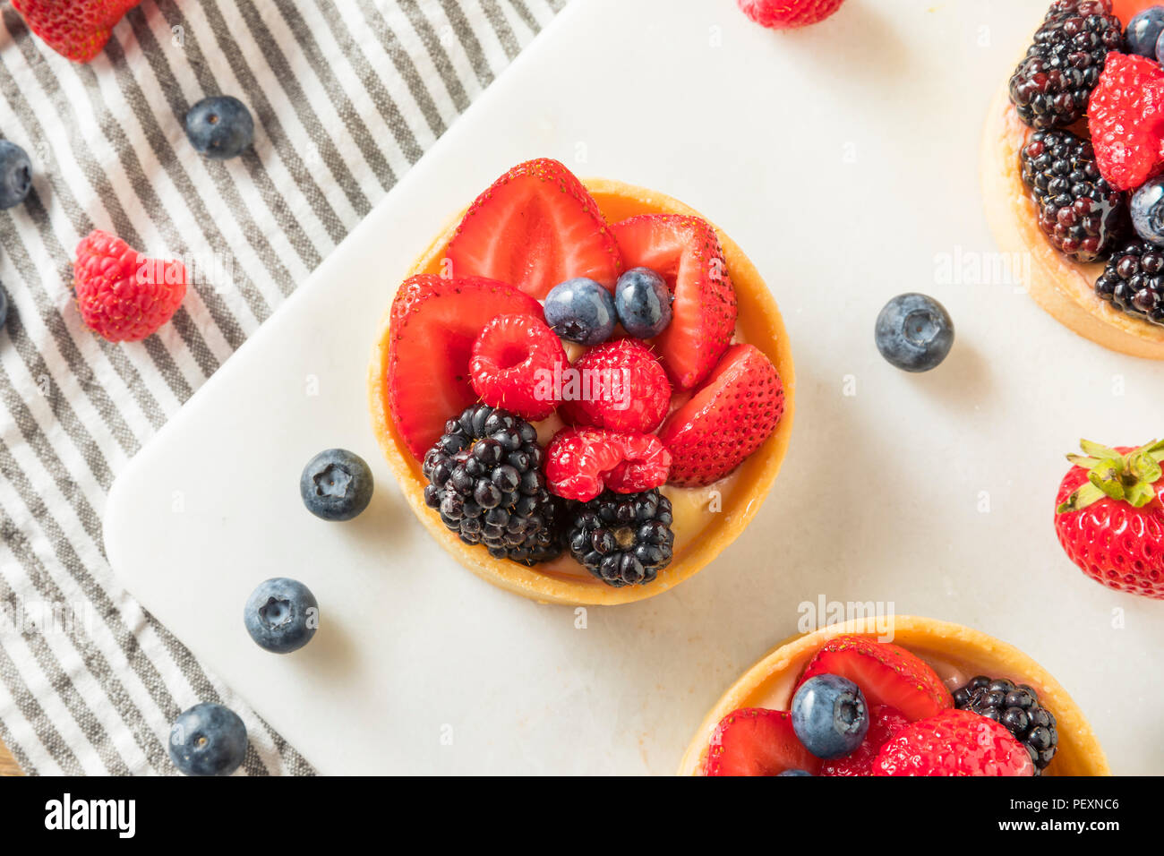 Hausgemachter Obstkuchen Teig mit Vanillepudding und Beeren Stockfoto