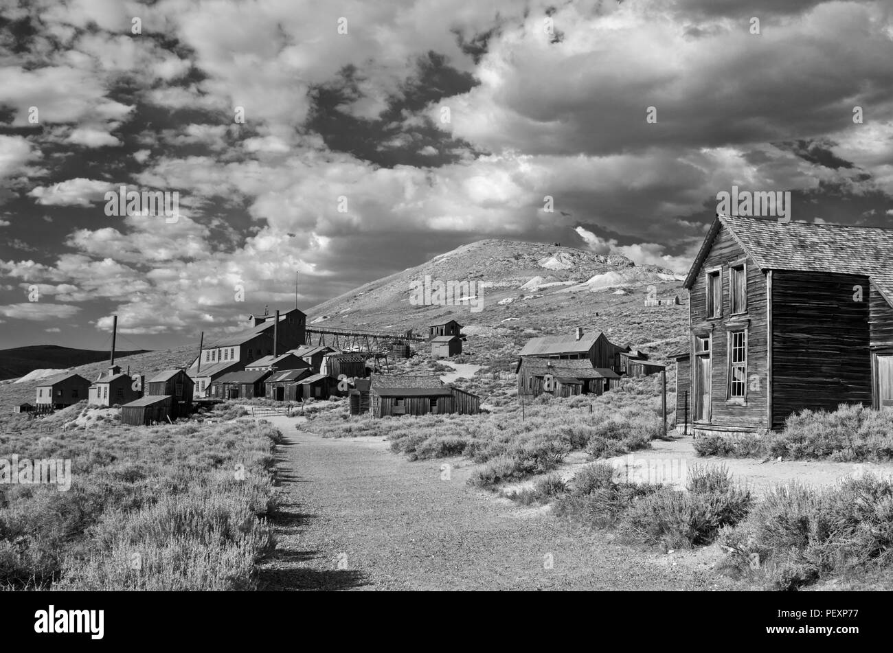 Geisterstadt Bodie mit der Mühle in der Ferne, in Kalifornien, in den Vereinigten Staaten Stockfoto