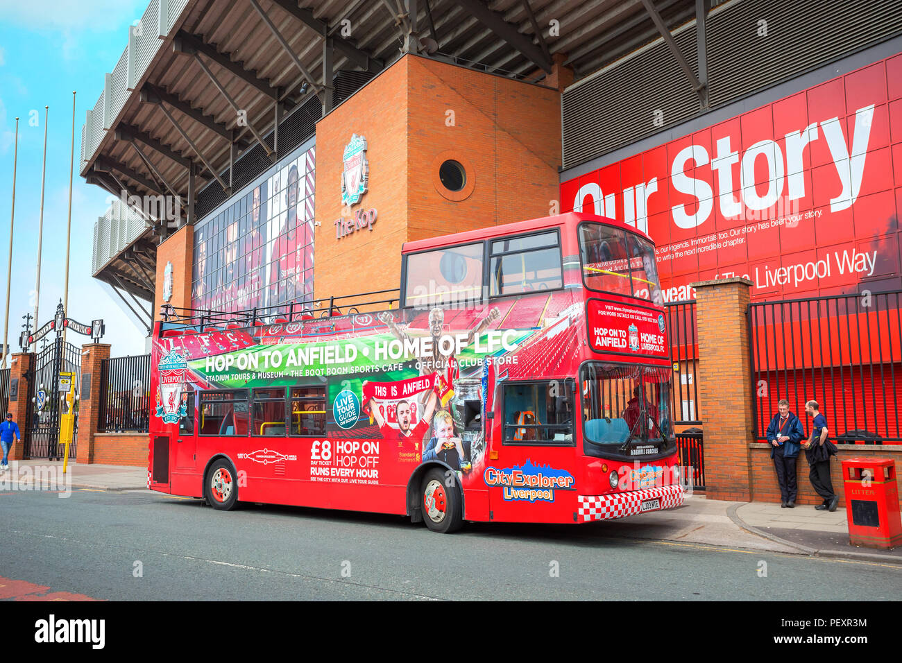 LIVERPOOL, Großbritannien - 17 Mai 2018: LFC City Explorer ist ein Sightseeing Liverpool Tour Bus, mit dem die Menschen entdecken reich Fußball der Stadt historyb auf die Stockfoto