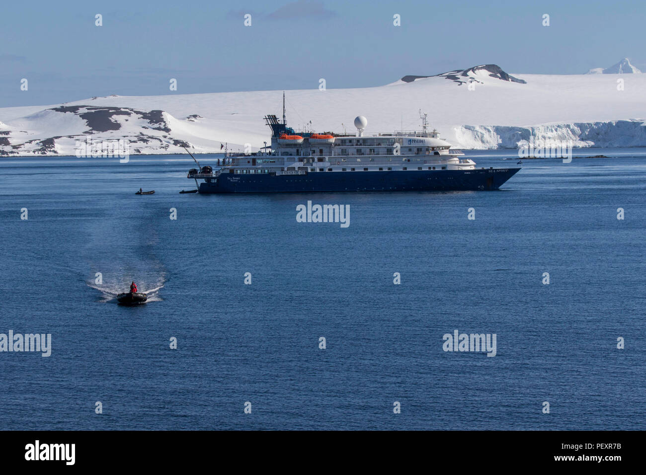 Kreuzfahrtschiff vor der Küste der Antarktis Stockfoto