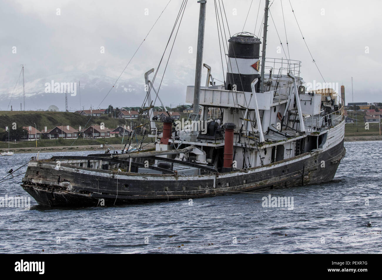 Pilot tug führenden Schiff auf dem Beagle Kanal in Ushuia Stockfoto