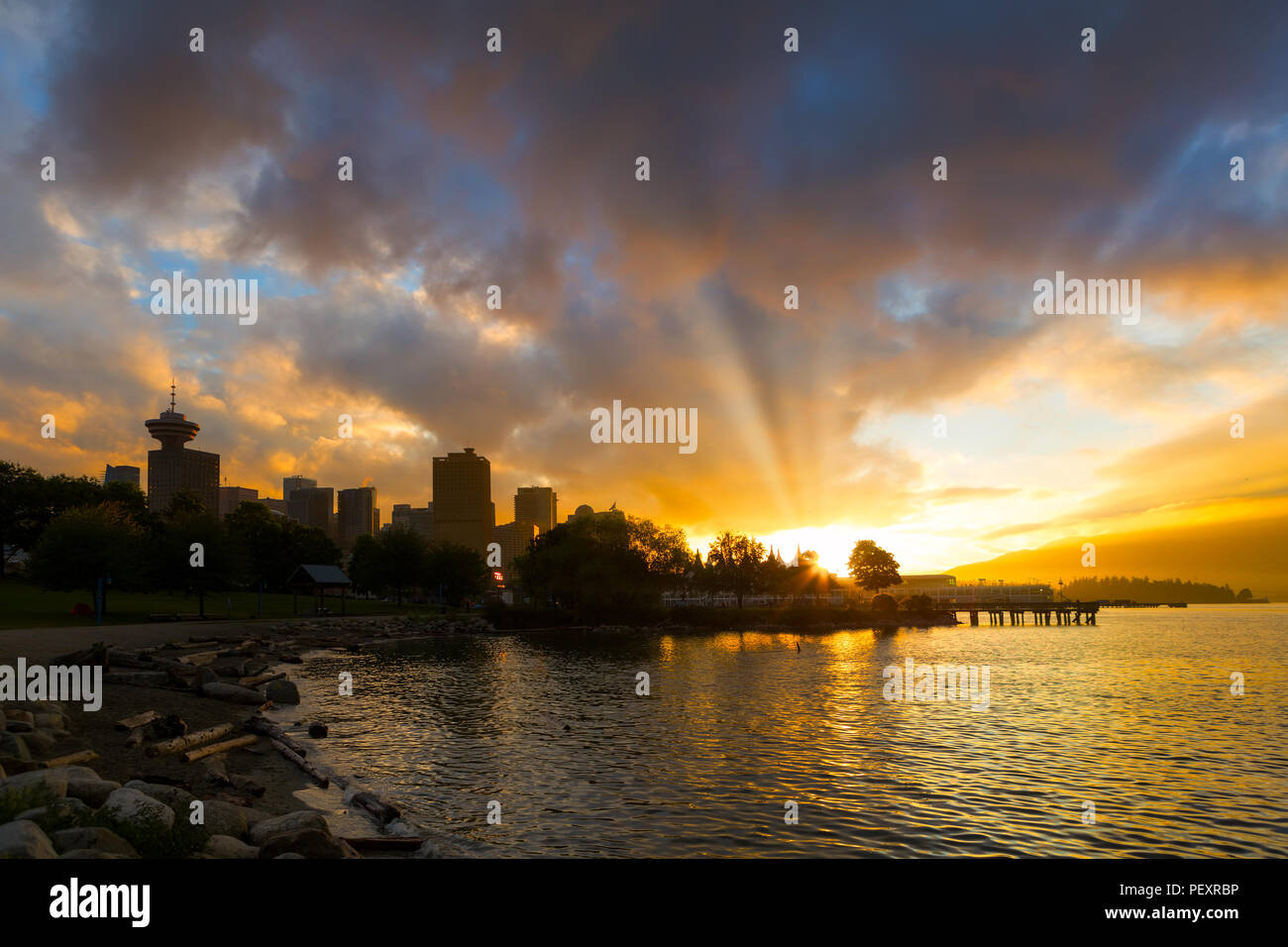 Sonnenuntergang über Vancouver British Columbia Kanada City Skyline von Krabbe Park an der Backbordseite Stockfoto