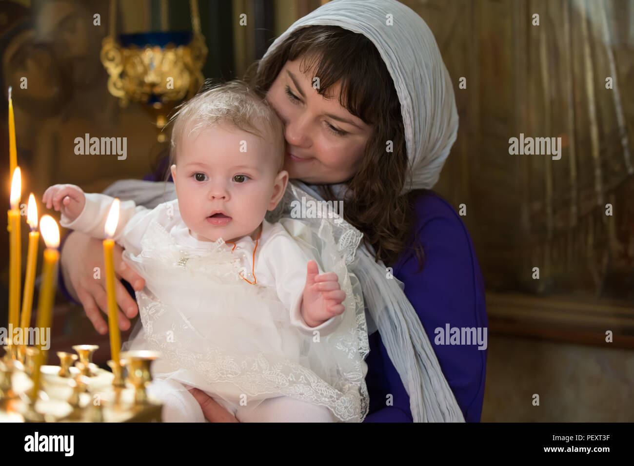 Belarus, Gomel, 29. April 2018. Kirche auf dem Wolotowo-Feld. Die Taufe des Kindes. Kind in die Arme der Mutter. Taufe des Babys. Religion akzeptieren. Newbor Stockfoto