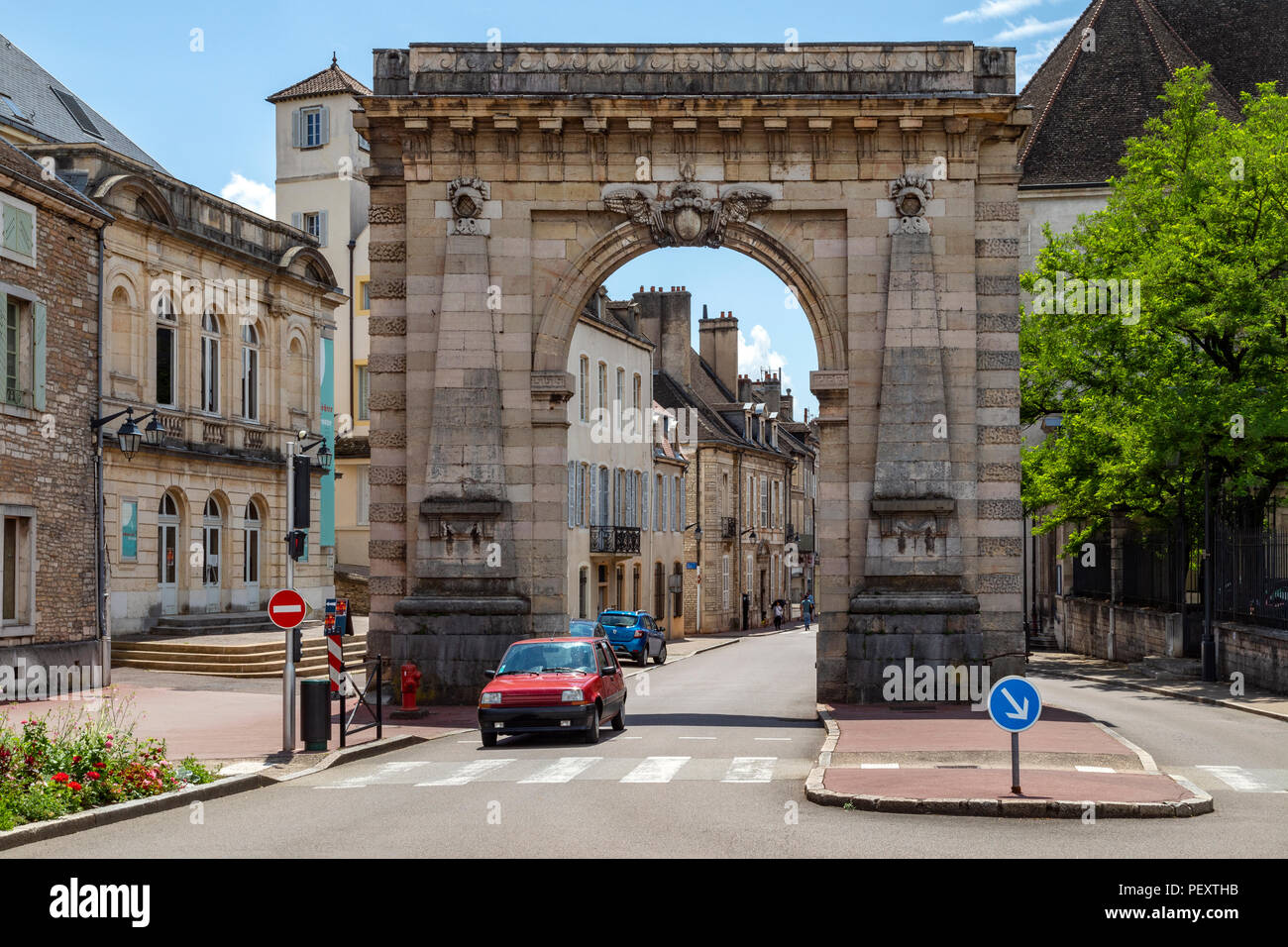 Der historische Bogen von Porte St Nicolas in der Stadt Beaune in der Region Burgund in Frankreich. Stockfoto