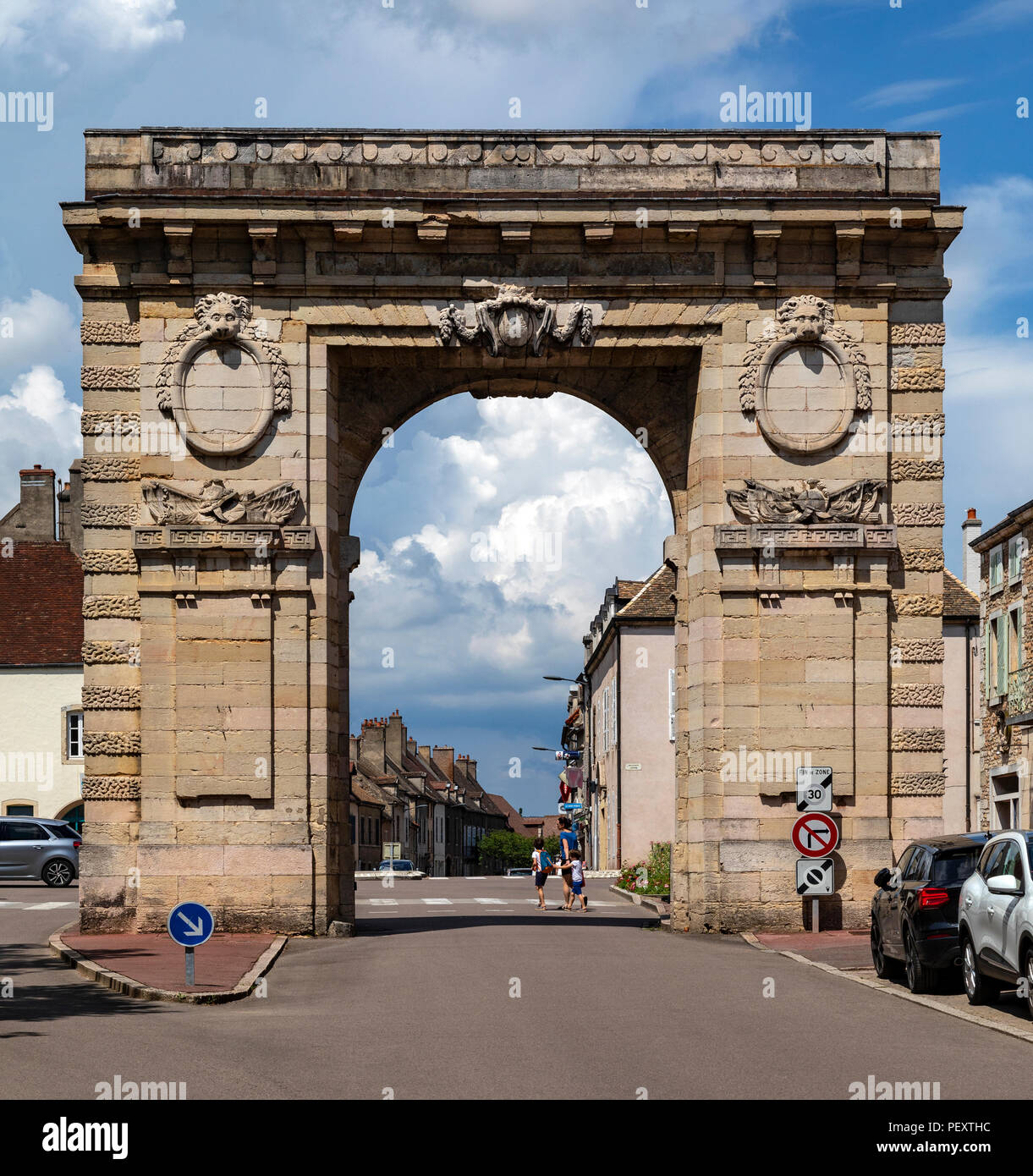 Der historische Bogen von Porte St Nicolas in der Stadt Beaune in der Region Burgund in Frankreich. Stockfoto