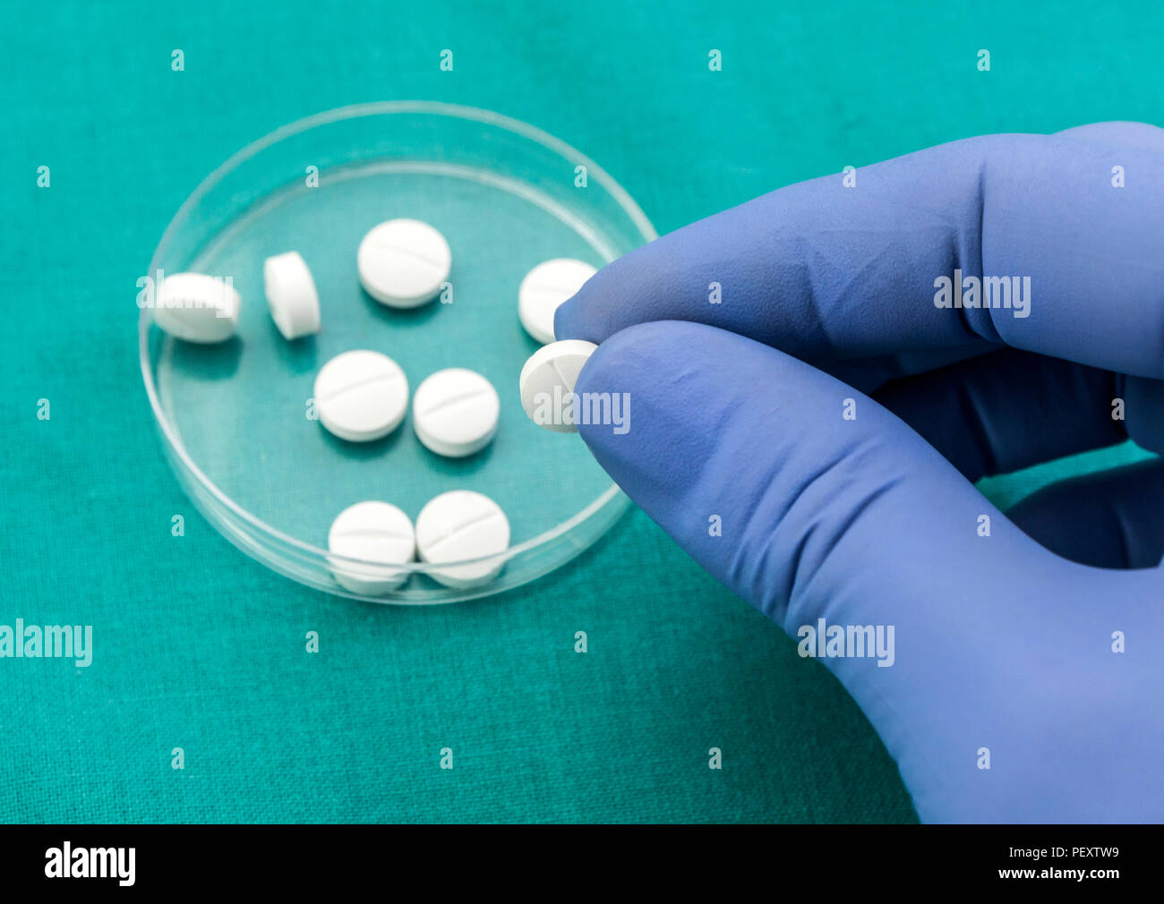 Arzt unterstützt in seiner Hand einige weiße Pillen Stockfoto