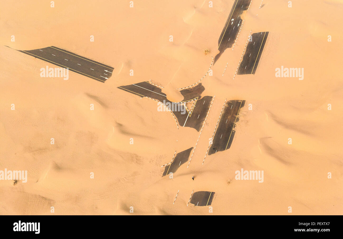 Sand bedeckt Straße ina Wüste in der Nähe von Dubai Stockfoto