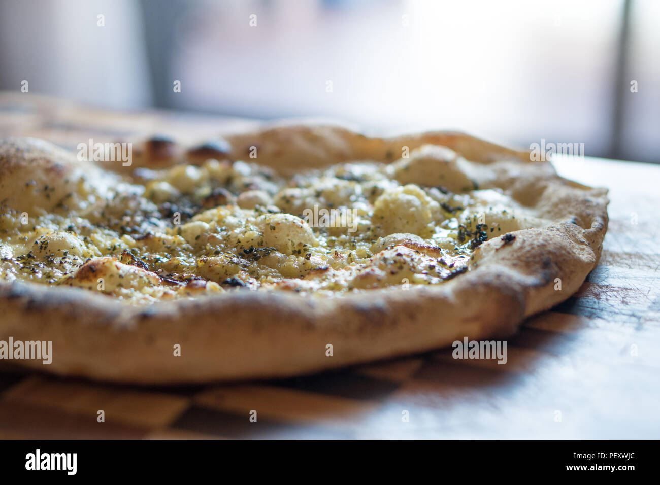 Gekocht Knoblauch Pizza Brot auf Holz Schneidebrett Stockfoto