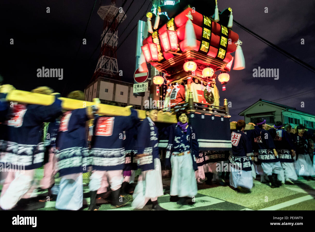 Kyoto, Japan: Die Shintoisten japanischen Jugend feiern das Matsuri-Festival und tragen das senzairaku auf der Schulter Stockfoto