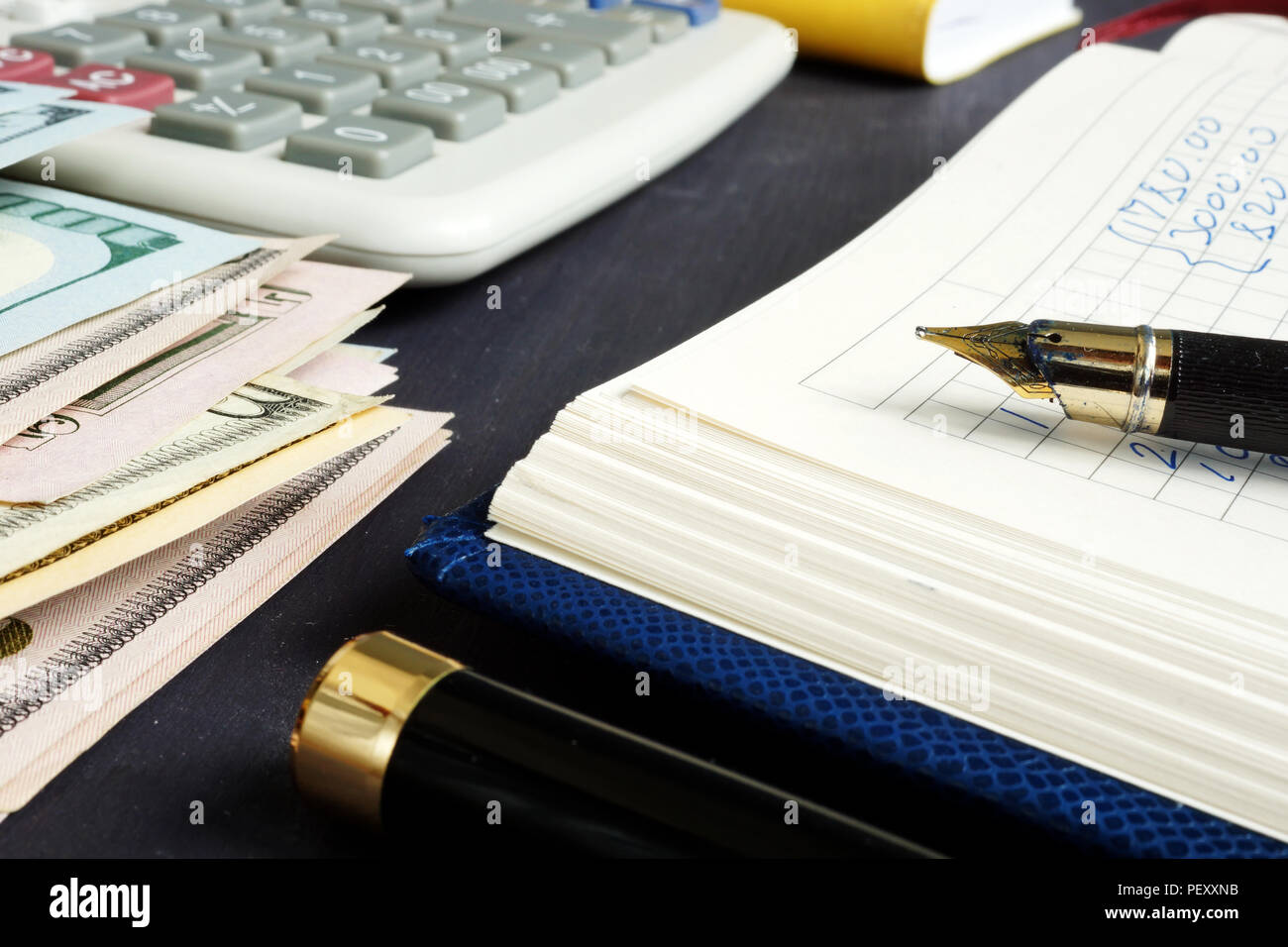Home Haushalt und persönliche Finanzen. Geld und Notepad. Stockfoto