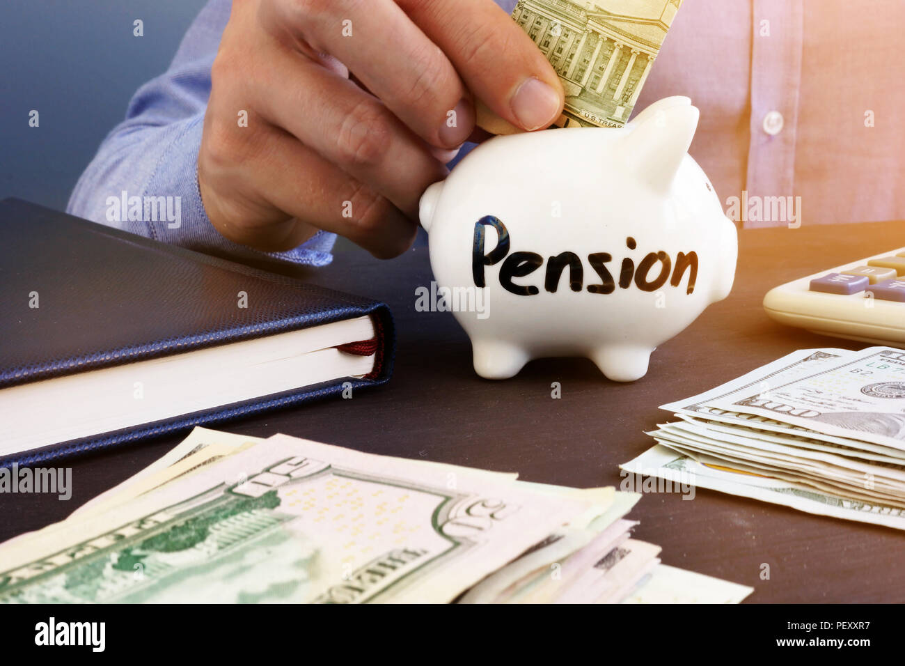 Altersvorsorge. Der Mensch ist, Dollar, Banknote in einem Sparschwein mit Vorzeichen Pension. Stockfoto